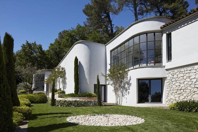 Vue de la Fondation CAB avec oeuvre de Richard Long en premier plan